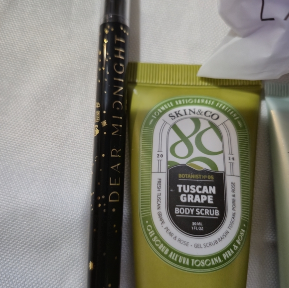 ELEMIS Green and Silver Skincare Set with Laruce Brush - Picture 3 of 5